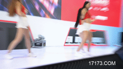Các showgirl trình diễn vũ đạo trên sân khấu
