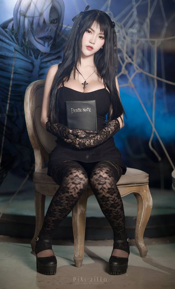 Chảy máu mũi với cosplay Misa Amane 