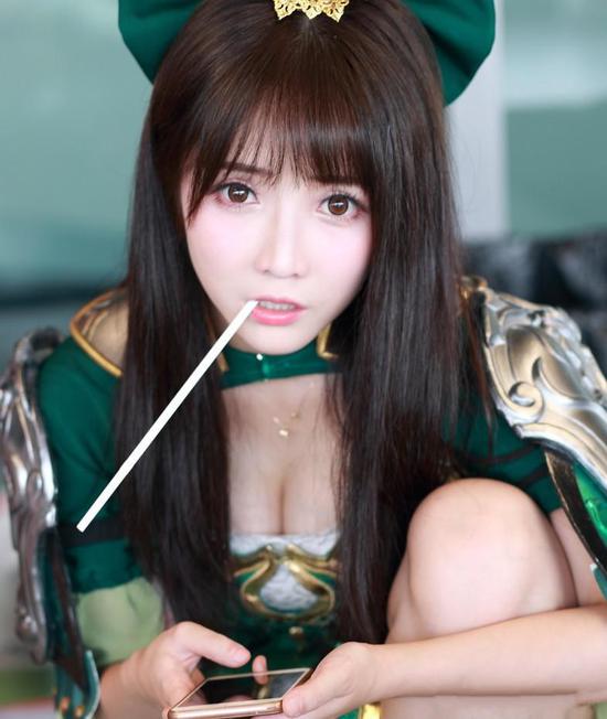 Một showgirl xinh đẹp đang mải miết ngồi nghịch điện thoại trong giờ nghỉ. Điều đáng chú ý nhất ở đây rằng cô gái vừa nghịch điện thoại, nhưng mồm vẫn ngậm ống hút không. Hình ảnh gây bão vì showgirl quá dễ thương dù bị chụp trộm