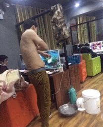 Nam game thủ tắm luôn tại quán Net, vừa tắm vừa chơi Liên Minh Huyền Thoại