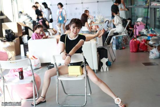 Tiếp tục là một tư thế ngồi nghỉ khá bá đạo của các showgirl