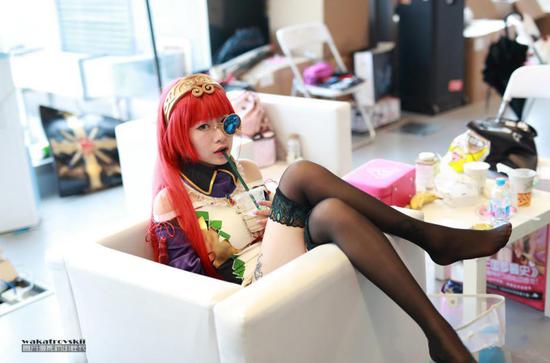 Có vẻ như các showgirl rất thích ngồi gác chân