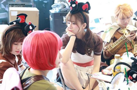 Có vẻ ngoài việc ngồi gác chân thì ngồi xổm trên ghế cũng giúp cho các showgirl đỡ mỏi hơn trong hậu trường