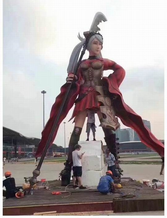 Bức tượng về một vị nữ tướng trong game. Tuy nhiên hãy chú ý đến anh chàng ở giữa và thắc mắc xem anh ta đang làm gì vậy?