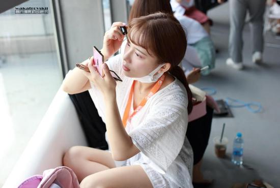 Tranh thủ trang điểm trước khi ra trình diễn