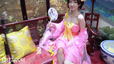 Tiếp tục là một showgirl dễ thương, đáng yêu khác