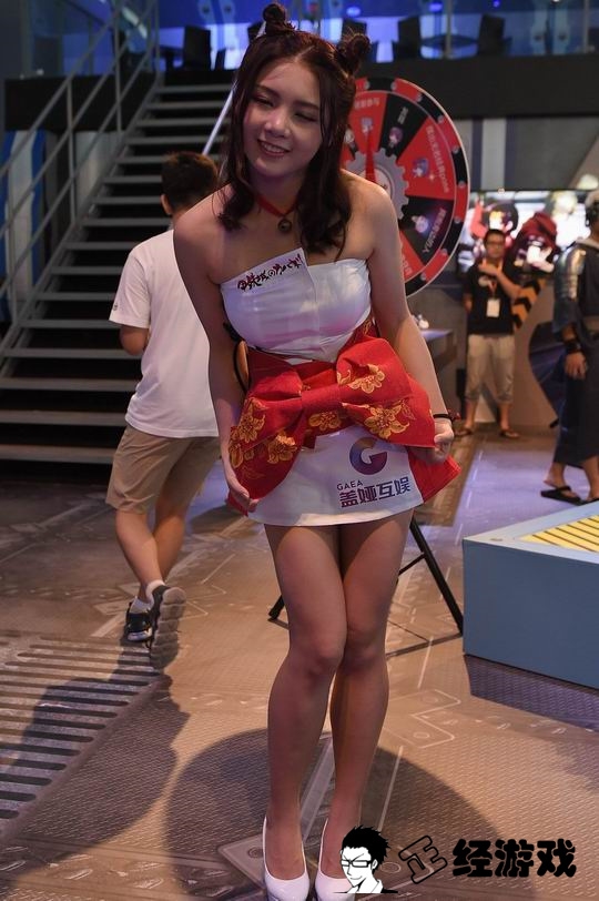 Do váy ngắn quá nên khuôn mặt showgirl thật là biểu cảm