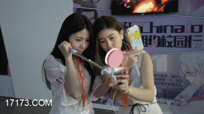2 showgirl đang chụp ảnh selfie cho nhau