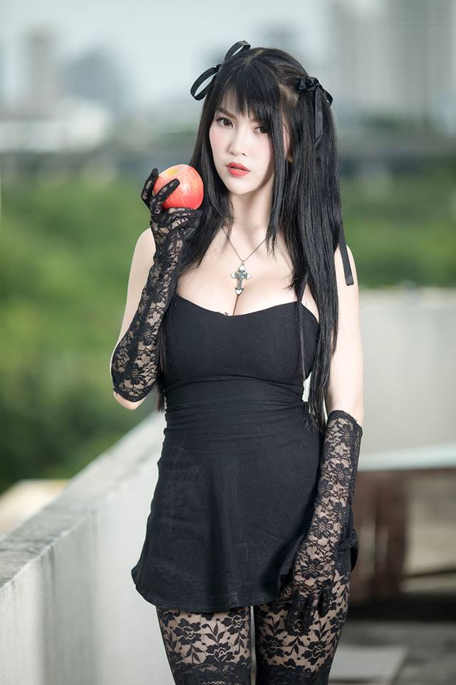 Chảy máu mũi với cosplay Misa Amane 