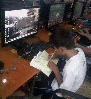 Nam game thủ nhí chăm chỉ, vừa chơi game vừa tranh thủ học bài