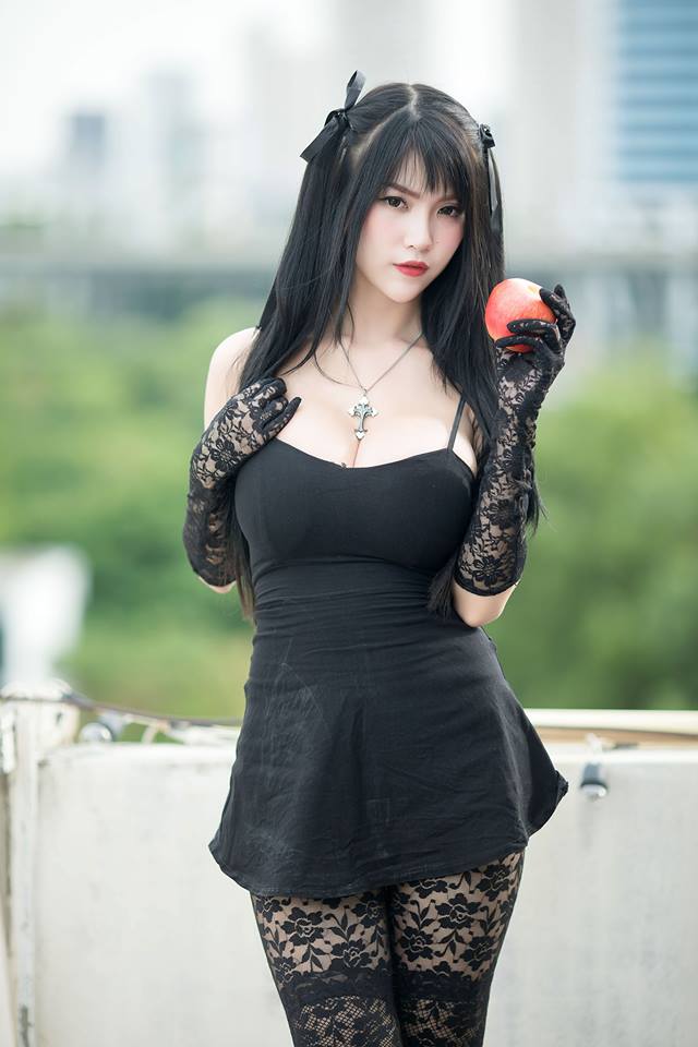 Chảy máu mũi với cosplay Misa Amane 