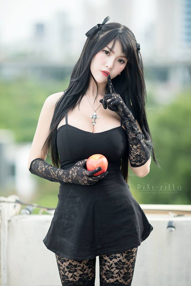 Chảy máu mũi với cosplay Misa Amane 