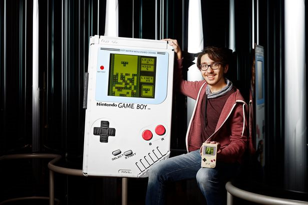 Sách kỷ lục Guinness vừa ghi tên chiếc Game Boy lớn nhất thế giới của chàng sinh viên 21 tuổi