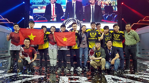 Không giành được vé đến với vòng bảng CKTG mùa 7, fan hâm mộ LMHT Việt vẫn hết lòng khen ngợi YG