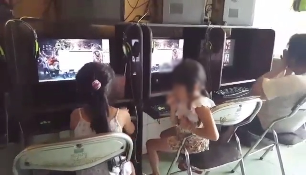 Bé gái chơi game và hút thuốc trong quán net khiến nhiều người bất bình - Ảnh cắt từ clip. 