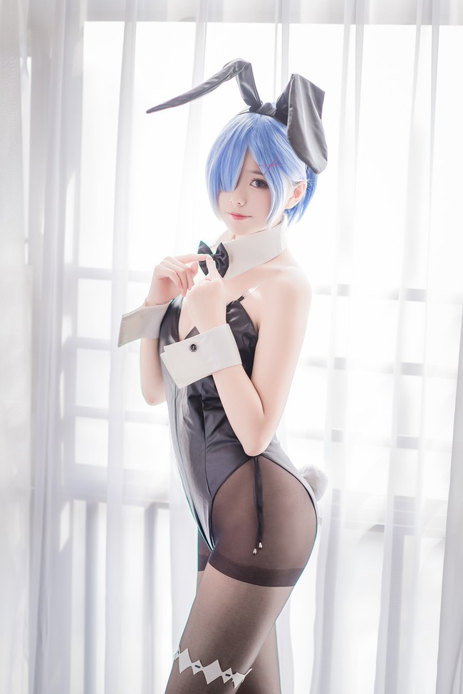 Xịt máu mũi với cosplay nàng hầu Rem trong Re:Zero