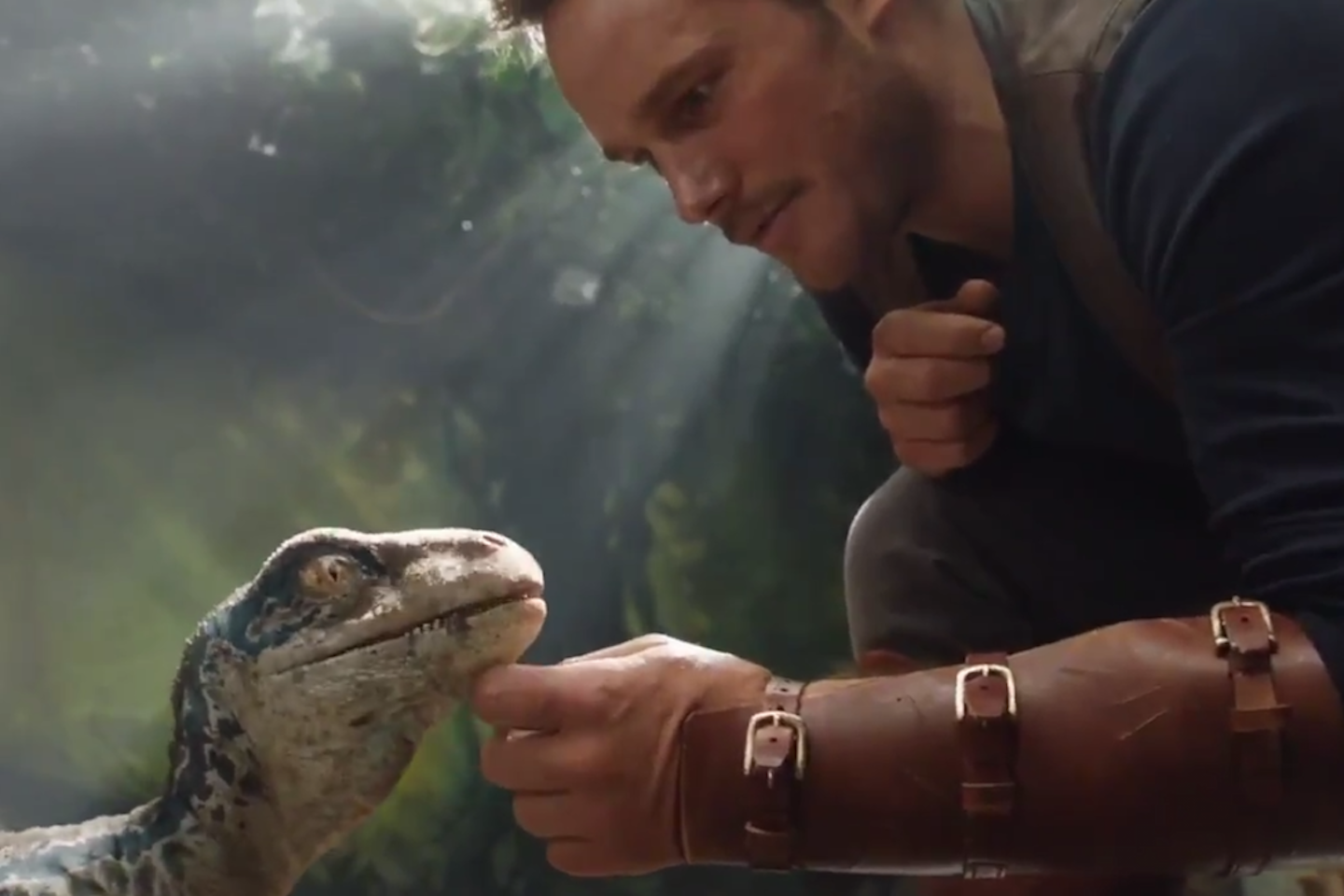 Những hình ảnh đầu tiên của tựa phim bom tấn Jurassic World: Fallen Kingdom đã được tiết lộ