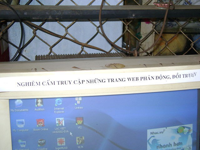 Màn hình tại một quán Internet tại Thủ Đức, cảnh báo khách hàng không được truy cập những trang web phản động hay đồi trụy. Ảnh Wikipedia. Đó là những ngày đầu của những năm 2000, mạng Internet bắt đầu len lỏi xuống từng con phố dưới dạng những hàng cafe Internet. Lúc ấy trên cái màn hình lồi ấy làm gì có gì nhiều! Nhưng nó lại là cánh cổng dẫn lối cho cả một thế hệ hội nhập được với thế giới.