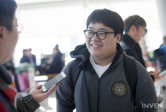 Đội hình Siêu Sao Đại Chiến Hàn Quốc chính thức ra sân bay đến Mỹ: Faker cười tươi rạng rỡ, vợ chồng Ambition 