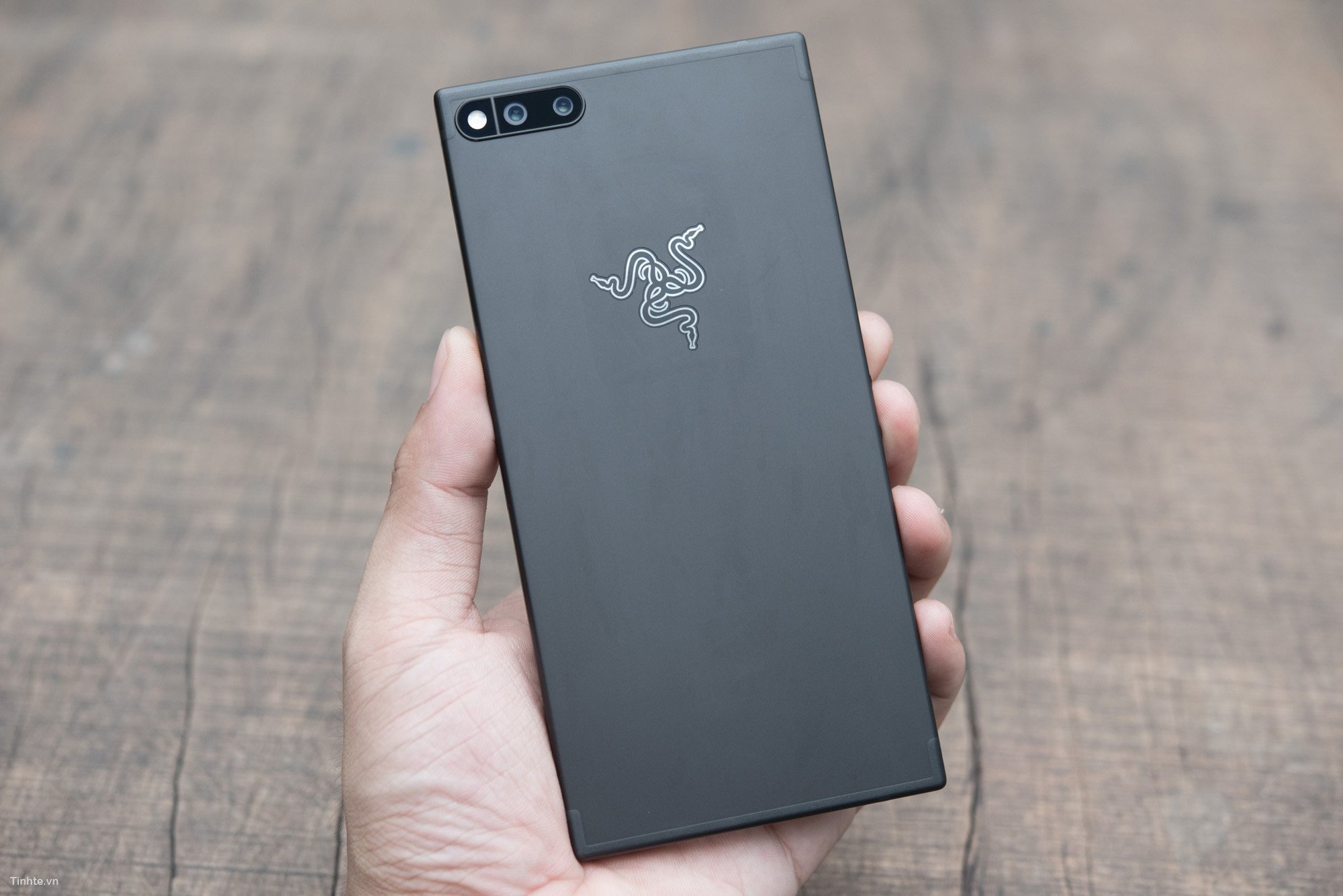 Trên tay Razer Phone đầu tiên tại Việt Nam: Hoàn thiện rất tốt, Snapdragon 835, 8 GB RAM, màn hình 120 Hz UltraMotion