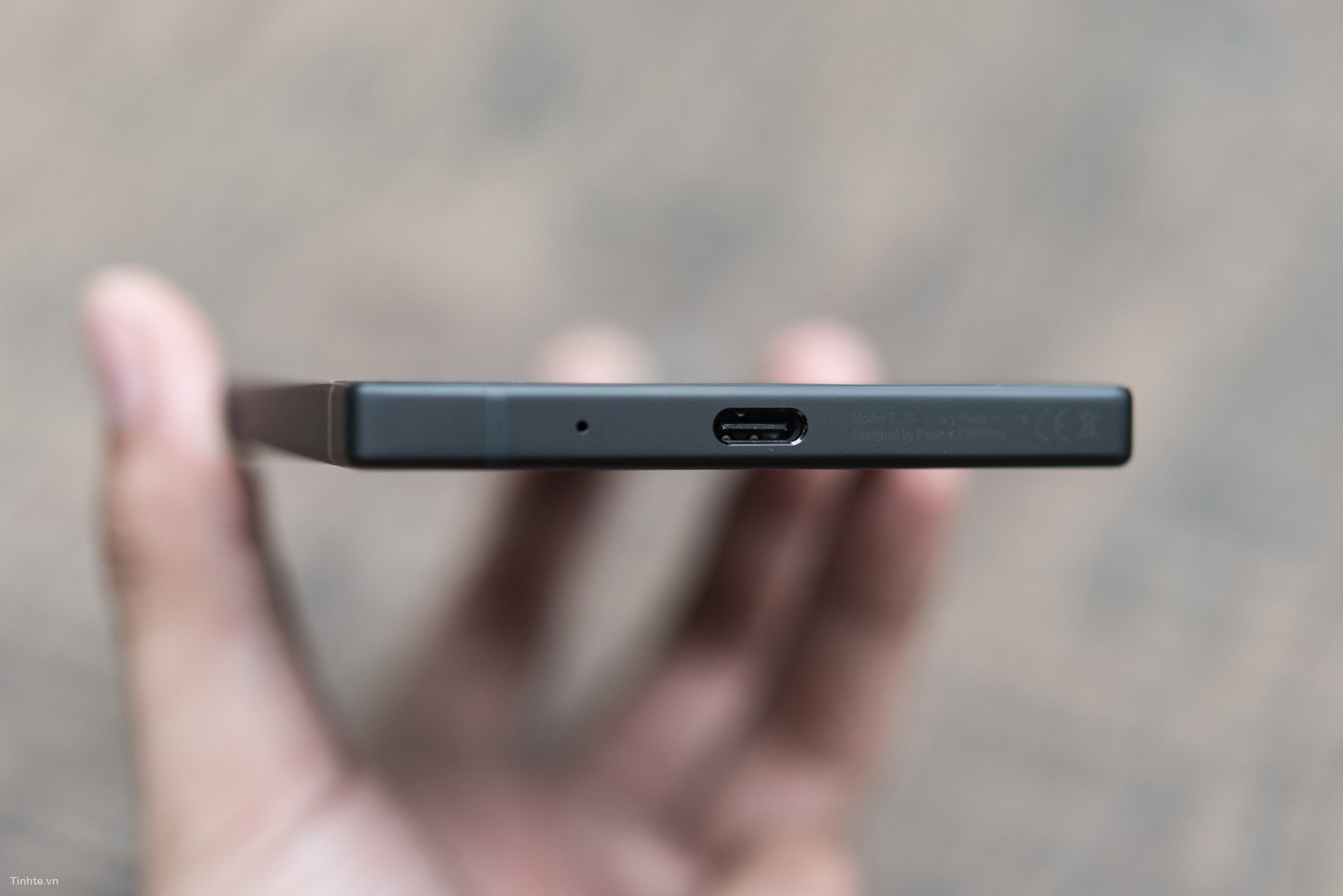 Trên tay Razer Phone đầu tiên tại Việt Nam: Hoàn thiện rất tốt, Snapdragon 835, 8 GB RAM, màn hình 120 Hz UltraMotion