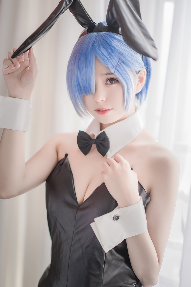 Xịt máu mũi với cosplay nàng hầu Rem trong Re:Zero