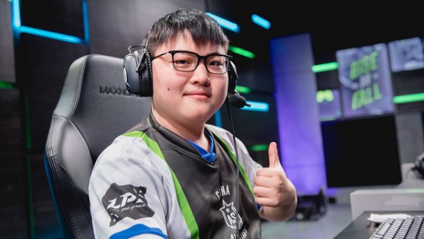 Uzi cũng vừa lên ngôi ở giải solo 1v1 sau khi đánh bại Bjergsen với tỉ số 2-1