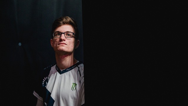  Lourlo trong màu áo Team Liquid. 