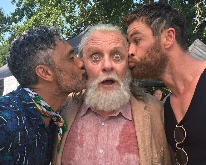 Thông qua bộ râu của Odin, Mr. NZ và Mr. Aus đang chia sẻ nụ hôn Anzac gửi đến Anthony Hopkins đang toát mồ hôi hột. Tôi đang kết nối văn hóa dân tộc… bằng ảnh đó.