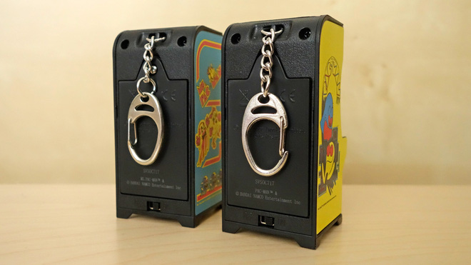  Mỗi bộ Tiny Arcade được tích hợp một móc treo phía sau, ý tưởng của nhà sản xuất là treo máy chơi game này chung với chùm chìa khóa 