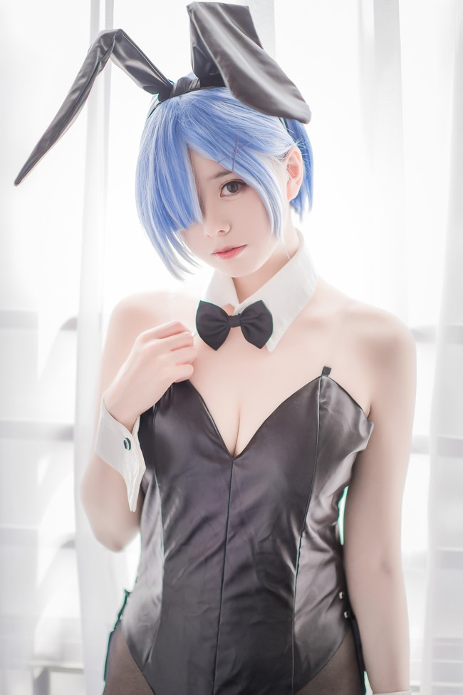 Xịt máu mũi với cosplay nàng hầu Rem trong Re:Zero