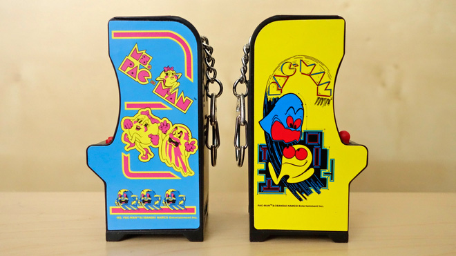  Trong ảnh là 2 trong số 4 phiên bản Tiny Arcade đang được bán trên thị trường (Pac-Man, Ms.Pac-Man, Galaxian và Space Invaders) 