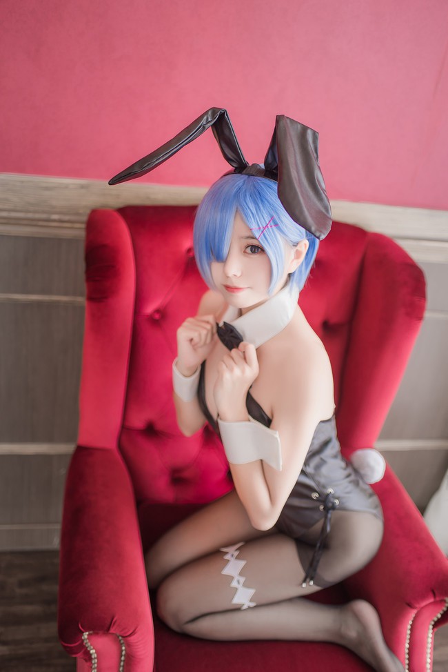 Xịt máu mũi với cosplay nàng hầu Rem trong Re:Zero