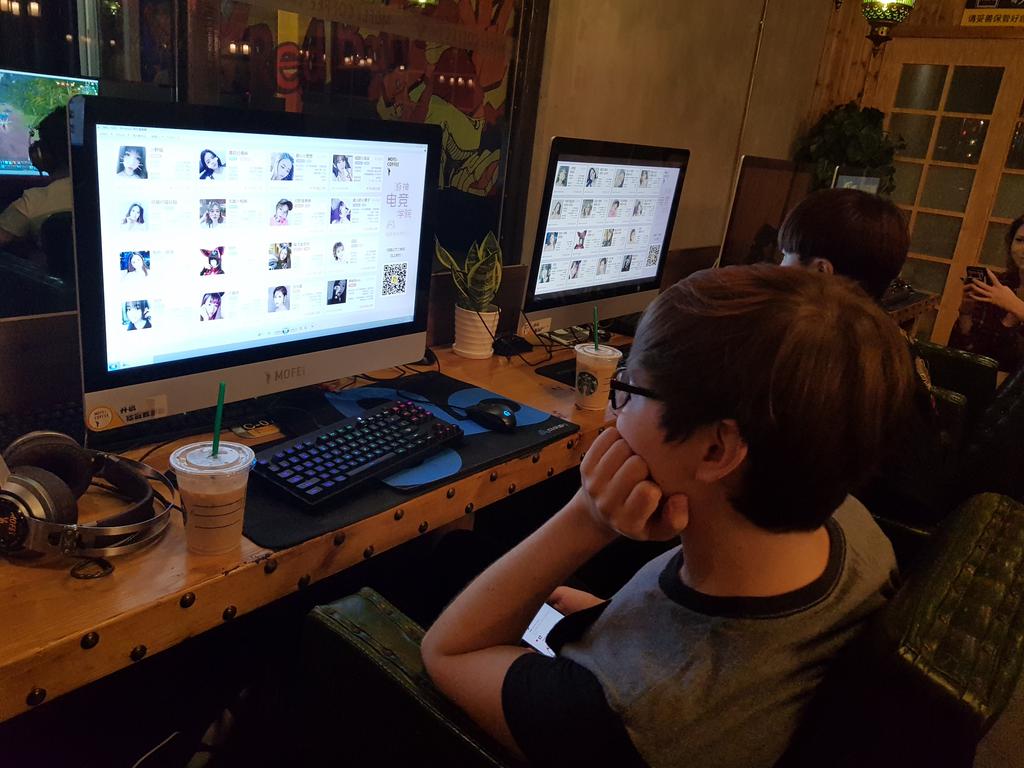  Sneaky lao ngay ra PC Gaming ở Trung Quốc để “luyện tập” 