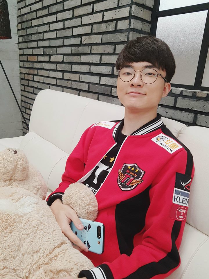 Lộ diện trang phục Faker và đồng đội SKT T1 mặc đi dự CKTG LMHT mùa 7