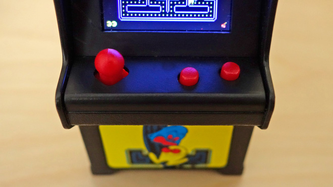  Mỗi máy Tiny Arcade được trang bị joystick và 2 nút bấm 
