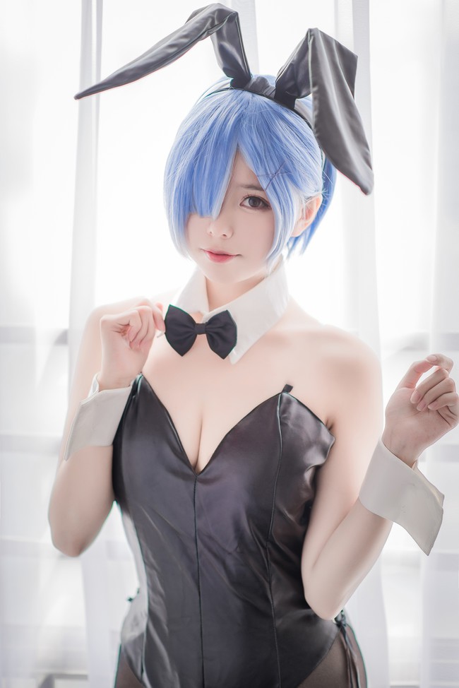 Xịt máu mũi với cosplay nàng hầu Rem trong Re:Zero