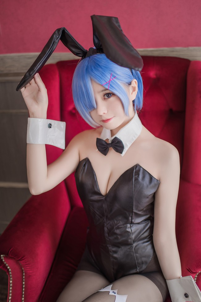 Xịt máu mũi với cosplay nàng hầu Rem trong Re:Zero