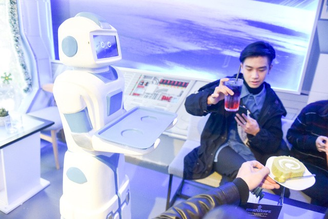Độc đáo quán café đầu tiên ở Việt Nam sử dụng robot làm nhân viên phục vụ