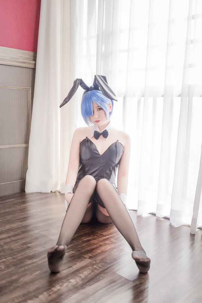 Xịt máu mũi với cosplay nàng hầu Rem trong Re:Zero