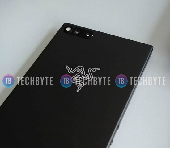 Lộ ảnh đầu tiên của smartphone Razer: Vuông chằn chặn y như Xperia, camera kép