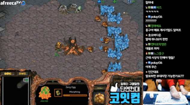  Trong buổi stream gần đây, Larva tiếp tục phô diễn tài năng chơi Starcraft bằng chân của mình 