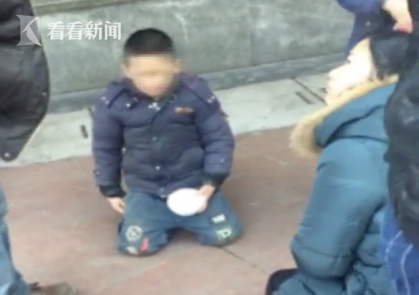  Cậu bé 6 tuổi bị bố phạt quỳ giữa đường vì nạp tiền vào chơi game di động 