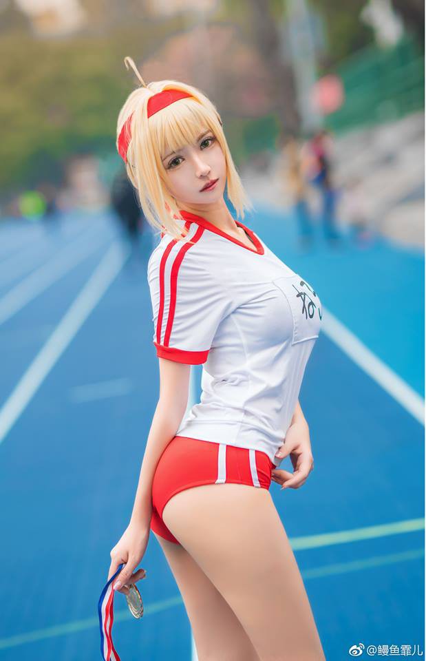 Mãn nhãn với cosplay nàng Saber siêu gợi cảm trong bộ đồng phục thể dục