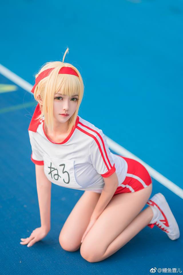 Mãn nhãn với cosplay nàng Saber siêu gợi cảm trong bộ đồng phục thể dục