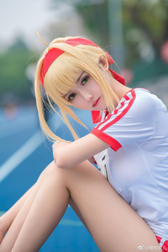 Mãn nhãn với cosplay nàng Saber siêu gợi cảm trong bộ đồng phục thể dục