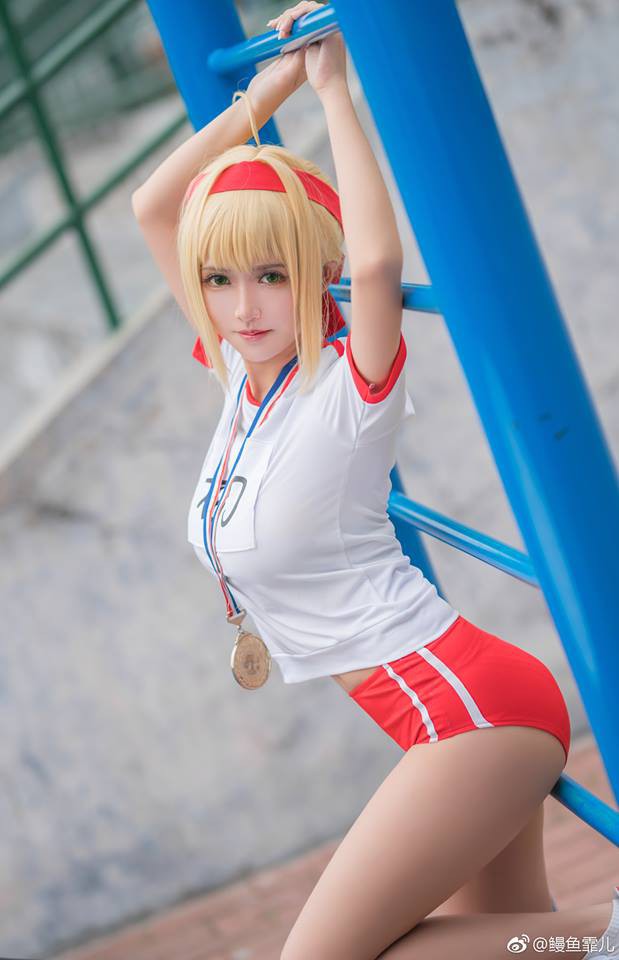 Mãn nhãn với cosplay nàng Saber siêu gợi cảm trong bộ đồng phục thể dục