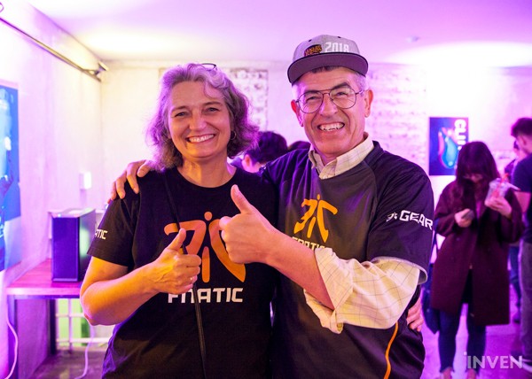 Quá yêu mến Fnatic, một fan hâm mộ đã mở luôn cửa hàng bày bán các sản phẩm của đội tuyển này tại Hàn Quốc - Ảnh 6.