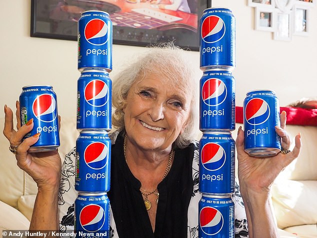 Lạ lùng cụ bà chỉ uống nước ngọt có ga hơn 60 năm nhưng vẫn sống khỏe như thường - Ảnh 1.
