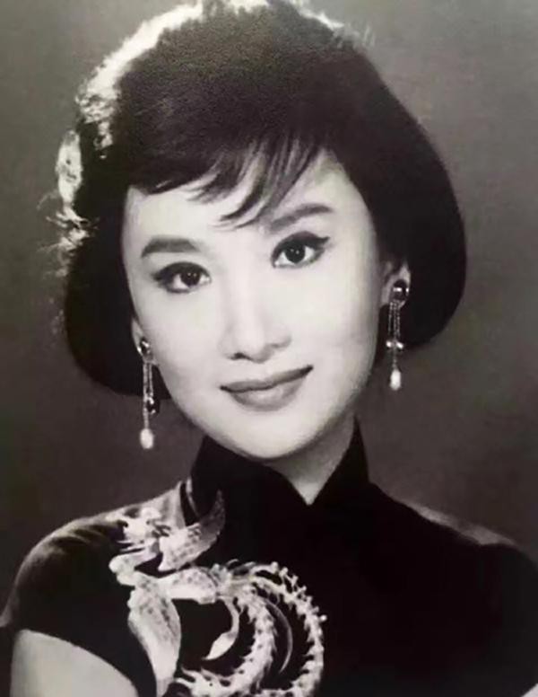 Cuộc đời đào hoa nhiều bi kịch của Kim Dung: 3 lần kết hôn trắc trở, con trai cả tự sát - Ảnh 5.